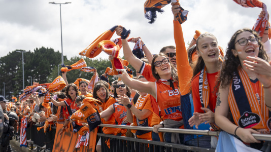 La afición naranja respaldó al equipo ya a la llegada al Coliseum
