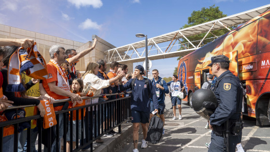 La afición naranja respaldó al equipo ya a la llegada al Coliseum