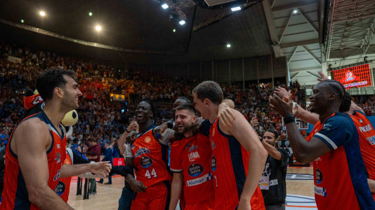 La plantilla naranja disfrutó del ascenso por todo lo alto