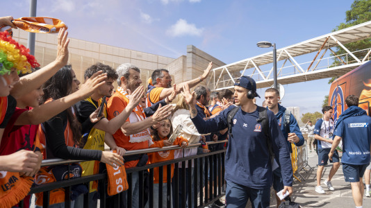 La afición naranja respaldó al equipo ya a la llegada al Coliseum