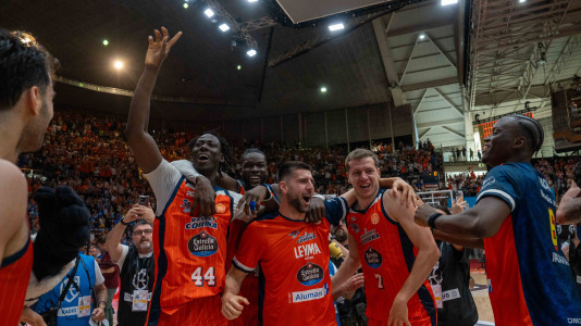 La plantilla naranja disfrutó del ascenso por todo lo alto