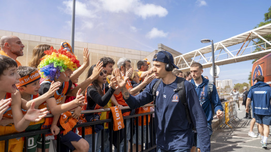 La afición naranja respaldó al equipo ya a la llegada al Coliseum