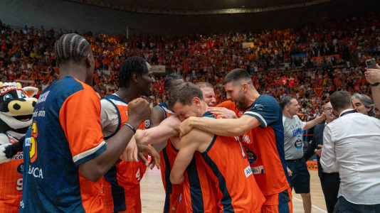 La plantilla naranja disfrutó del ascenso por todo lo alto