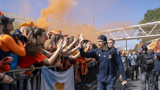La afición naranja respaldó al equipo ya a la llegada al Coliseum