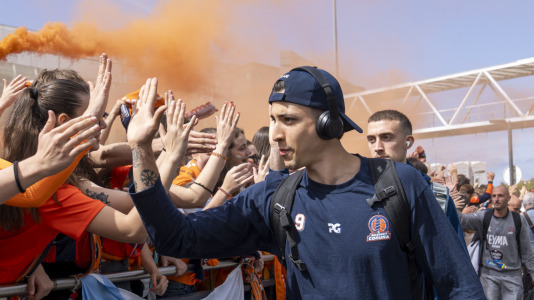 La afición naranja respaldó al equipo ya a la llegada al Coliseum