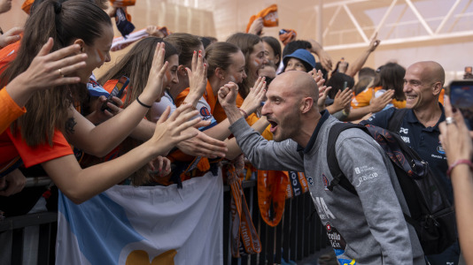 La afición naranja respaldó al equipo ya a la llegada al Coliseum