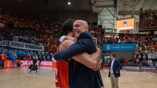 La plantilla naranja disfrutó del ascenso por todo lo alto