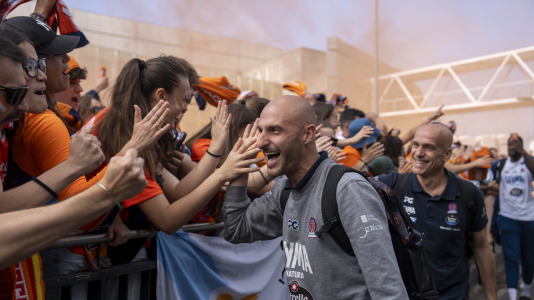 La afición naranja respaldó al equipo ya a la llegada al Coliseum