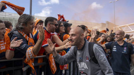 La afición naranja respaldó al equipo ya a la llegada al Coliseum