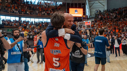La plantilla naranja disfrutó del ascenso por todo lo alto