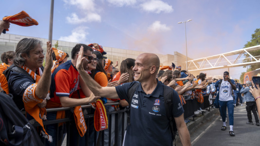 La afición naranja respaldó al equipo ya a la llegada al Coliseum