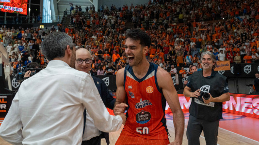 La plantilla naranja disfrutó del ascenso por todo lo alto