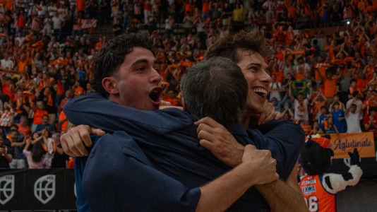 La plantilla naranja disfrutó del ascenso por todo lo alto