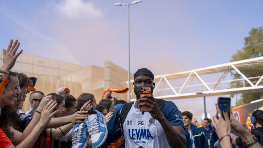 La afición naranja respaldó al equipo ya a la llegada al Coliseum