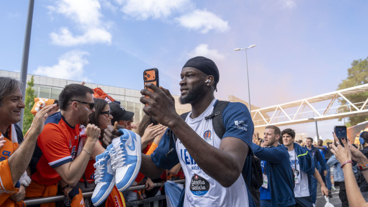 La afición naranja respaldó al equipo ya a la llegada al Coliseum