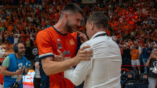 La plantilla naranja disfrutó del ascenso por todo lo alto