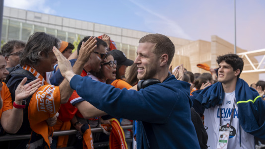 La afición naranja respaldó al equipo ya a la llegada al Coliseum