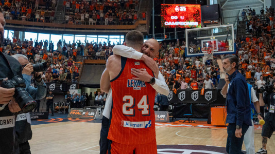 La plantilla naranja disfrutó del ascenso por todo lo alto