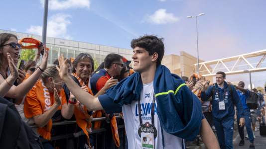 La afición naranja respaldó al equipo ya a la llegada al Coliseum