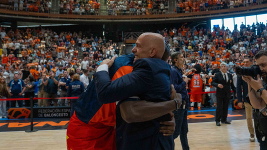 La plantilla naranja disfrutó del ascenso por todo lo alto