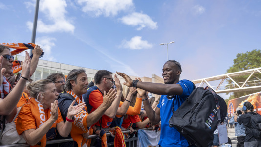 La afición naranja respaldó al equipo ya a la llegada al Coliseum
