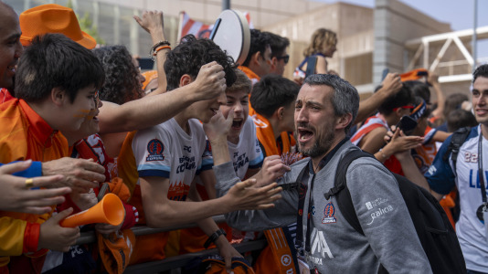 La afición naranja respaldó al equipo ya a la llegada al Coliseum