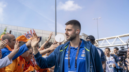 La afición naranja respaldó al equipo ya a la llegada al Coliseum