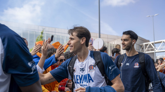 La afición naranja respaldó al equipo ya a la llegada al Coliseum