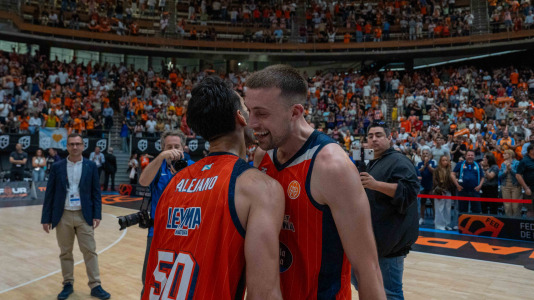 La plantilla naranja disfrutó del ascenso por todo lo alto
