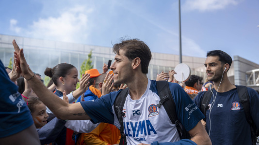 La afición naranja respaldó al equipo ya a la llegada al Coliseum