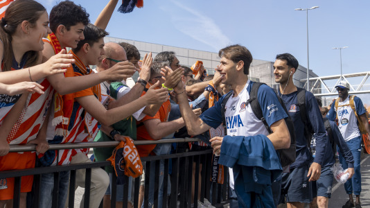 La afición naranja respaldó al equipo ya a la llegada al Coliseum