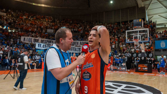 La plantilla naranja disfrutó del ascenso por todo lo alto
