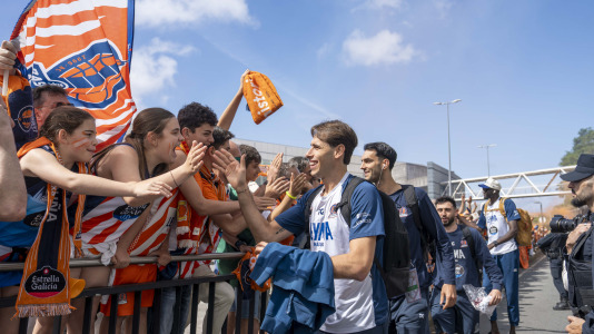 La afición naranja respaldó al equipo ya a la llegada al Coliseum