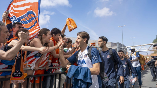 La afición naranja respaldó al equipo ya a la llegada al Coliseum