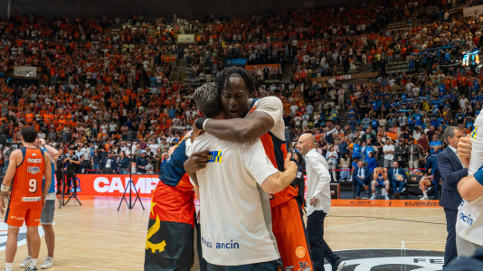 La plantilla naranja disfrutó del ascenso por todo lo alto