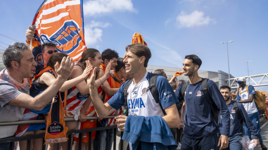 La afición naranja respaldó al equipo ya a la llegada al Coliseum
