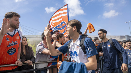 La afición naranja respaldó al equipo ya a la llegada al Coliseum