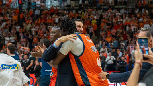 La plantilla naranja disfrutó del ascenso por todo lo alto