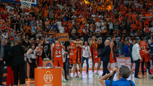 La plantilla naranja disfrutó del ascenso por todo lo alto