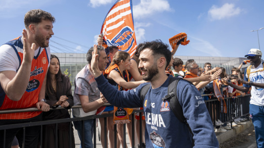La afición naranja respaldó al equipo ya a la llegada al Coliseum