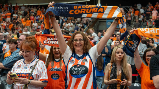 La plantilla naranja disfrutó del ascenso por todo lo alto