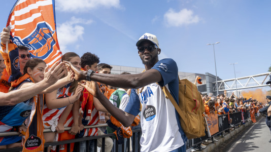 La afición naranja respaldó al equipo ya a la llegada al Coliseum