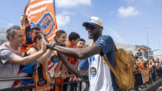 La afición naranja respaldó al equipo ya a la llegada al Coliseum