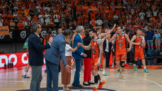 La plantilla naranja disfrutó del ascenso por todo lo alto
