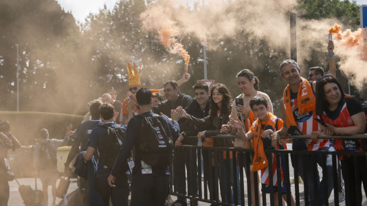 La afición naranja respaldó al equipo ya a la llegada al Coliseum