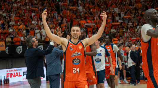 La plantilla naranja disfrutó del ascenso por todo lo alto