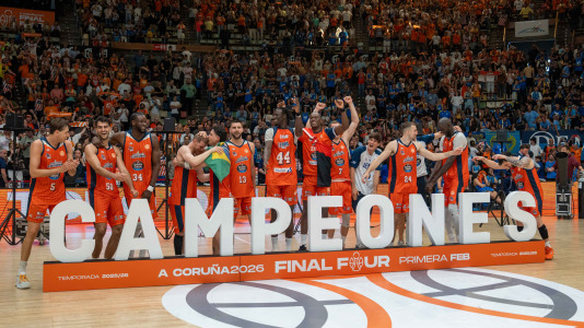 La plantilla naranja disfrutó del ascenso por todo lo alto