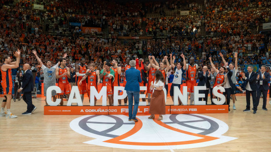 La plantilla naranja disfrutó del ascenso por todo lo alto