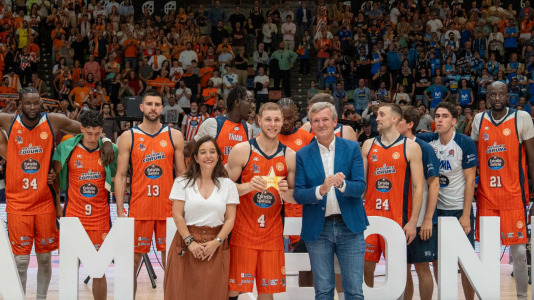 La plantilla naranja disfrutó del ascenso por todo lo alto