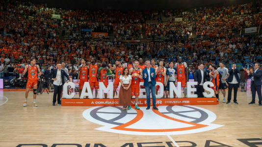 La plantilla naranja disfrutó del ascenso por todo lo alto